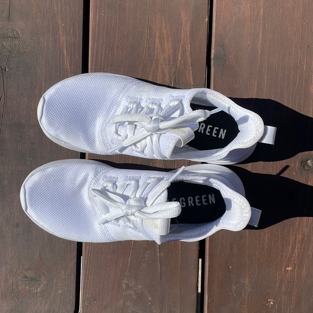 Barely worn Adidas cloud foam sneakers. Work then a couple times walking